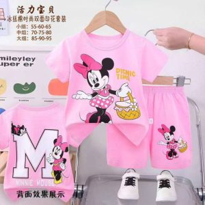 تیشرت و شلوارک طرح مینیموس‌