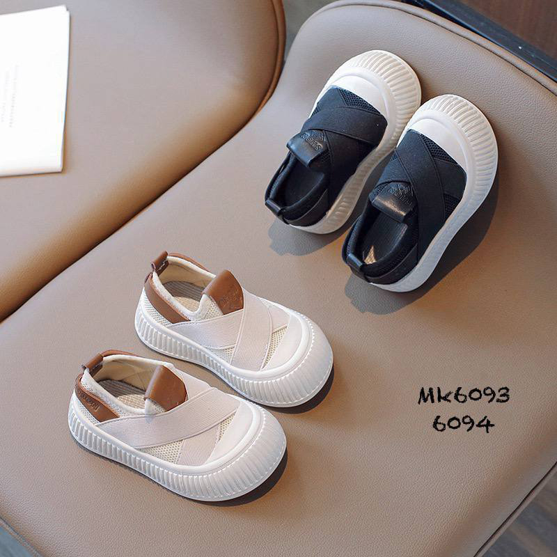 ⁨ کفش های اسپرت طرح کشی ضربدری