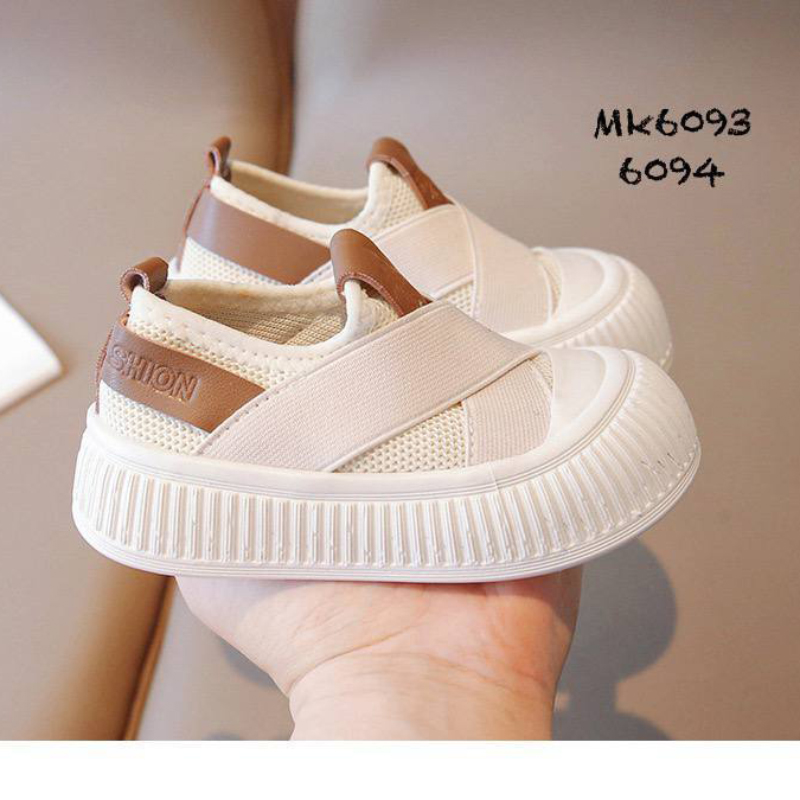 ⁨ کفش های اسپرت طرح کشی ضربدری