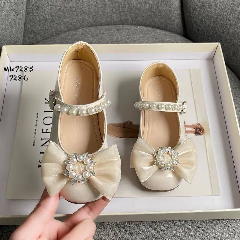 کفش مجلسی نگین دار برای کودکان با کفی طبی و طراحی شیک رنگ مشکی و کرم