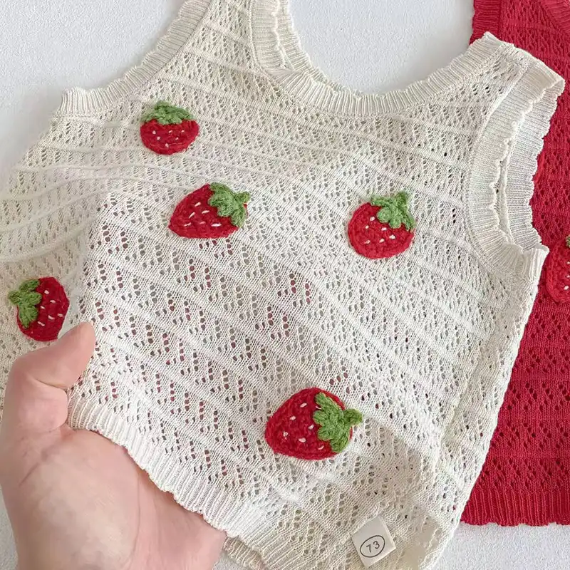 ست تاپ و شلوارک طرح توت فرنگی (مناسب کودکان ۲ تا ۷ سال)